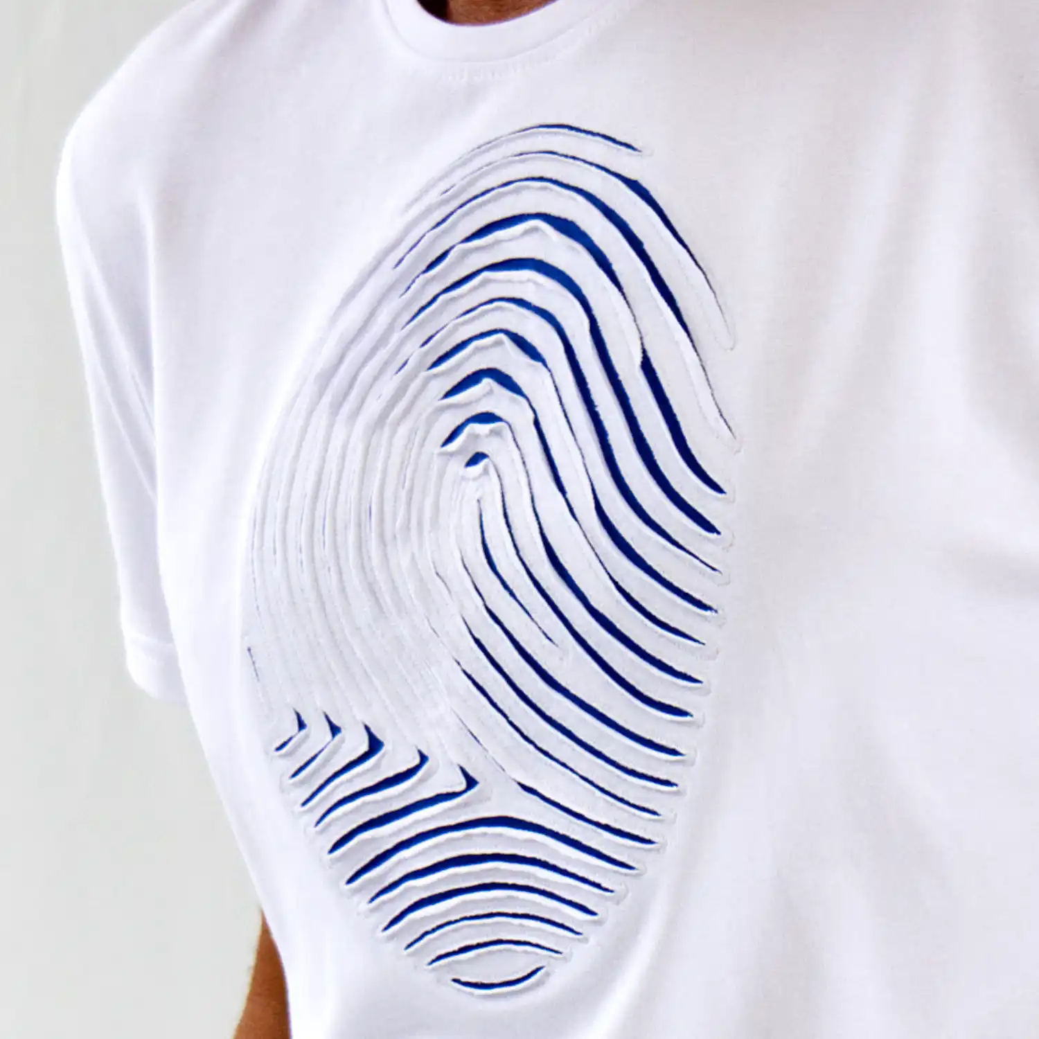 Motivo Fingerprint en blanco con hilo azul marino sobre prenda — Migula Studio
